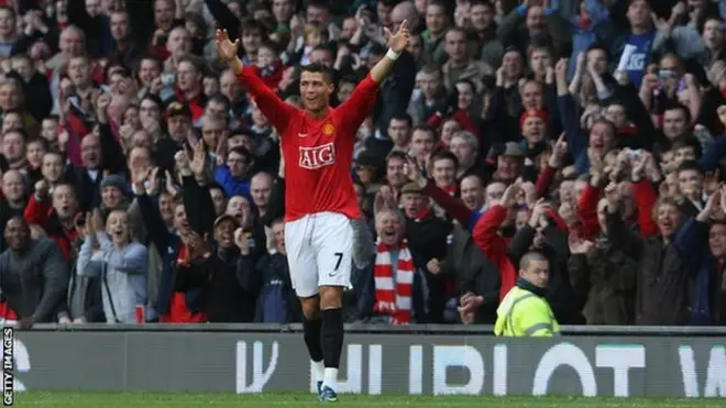 Kiristiyaanoo Ronaaldoo Oldi Tiraafoorditti bara 2008 gammachuu yoo ibsu.