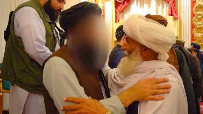 तालिबान सरकार ने ट्वीट किया कि अमेरिका और नेटो बलों के ख़िलाफ़ आत्मघाती हमलावर इस्लाम और हमारे देश के हीरो हैं. हालांकि, इस फ़ोटो में गृह मंत्री सिराजुद्दीन हक़्क़ानी का चेहरा छुपाया गया है