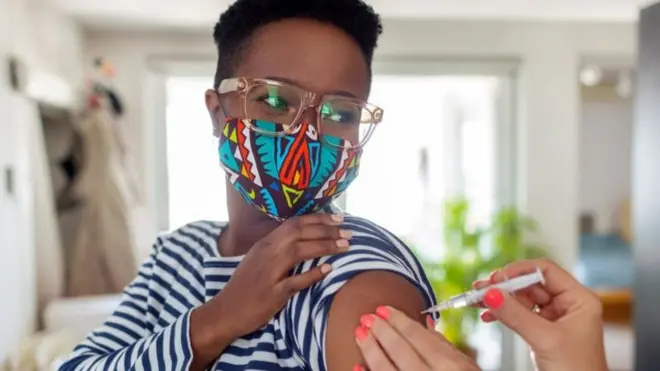 femme qui reçoit un vaccin