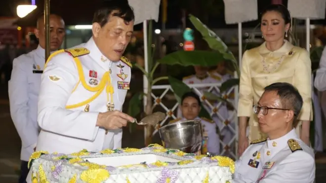 พระบาทสมเด็จพระเจ้าอยู่หัว และสมเด็จพระนางเจ้าฯ พระบรมราชินี เสด็จพระราชดำเนินลงพื้นที่จังหวัดอุดรธานี เมื่อ 10 พ.ย. เพื่อทรงประกอบพิธีวางศิลาฤกษ์และทรงเปิดอาคารทำการศาลเยาวชนและครอบครัวจังหวัดอุดรธานี