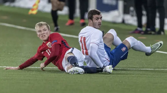 Александар Чаврић (десно) у белом дресу репрезентације Србије