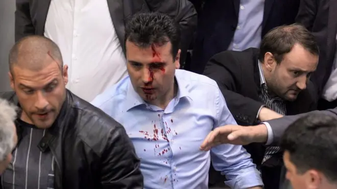 El líder de Partido Social Demócrata en el Parlamento, Zoran Zaev, fue uno de los legisladores que resultó herido en la trifulca.