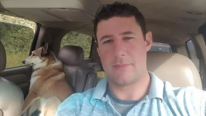 Adrian Murfitt estaba tomando una foto con un amigo cuando recibió un disparo en el cuello, informó un amigo.