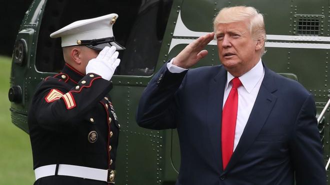 Donald Trump saludo militar