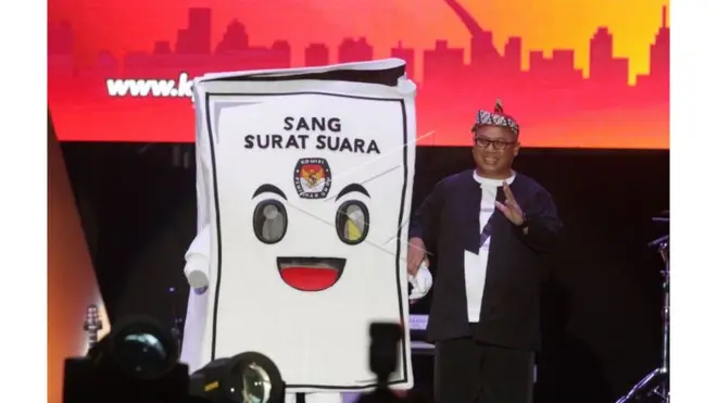 Ketua KPU Arief Budiman memperkenalkan maskot baru KPU 2019. KPU menyatakan ingin membantu mewujudkan penyelenggara negara yang bersih dan bebas KKN lewat hulu, pemilu.