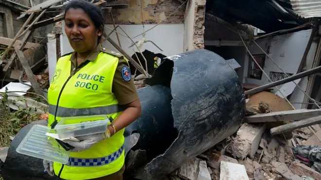 Polisi perempuan di lokasi pengeboman gereja di Sri Lanka