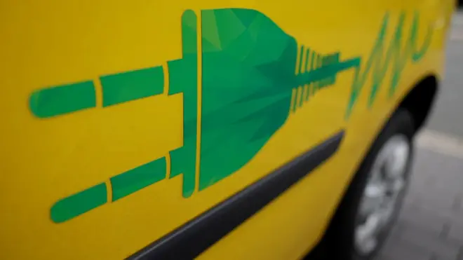 Alama ya waya wa umeme kwenye gari linalotumia umeme