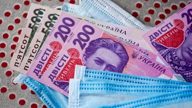 гривні та маска