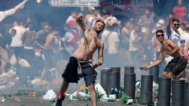 Batalla campal entre aficionados de fútbol en Marsella