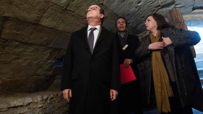 Франсуа Олланд (слева) посещает мемориал памяти репрессированных французских цыган в Монтре-Белле.