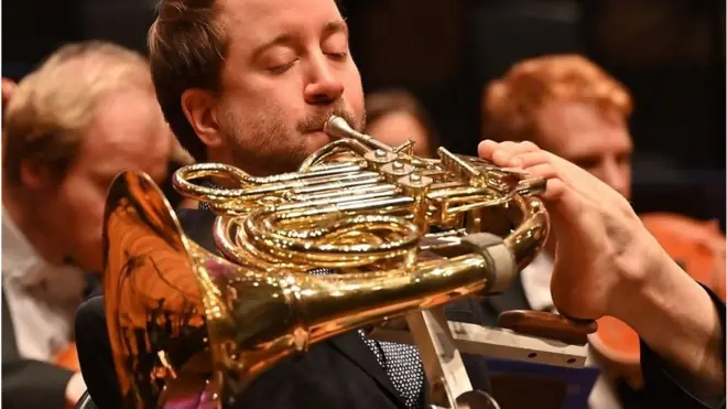 팔 없는 호른 연주자