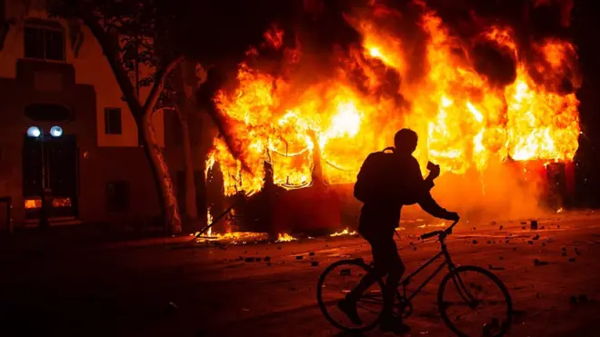 智利聖地牙哥街頭一輛被示威者點燃的大巴