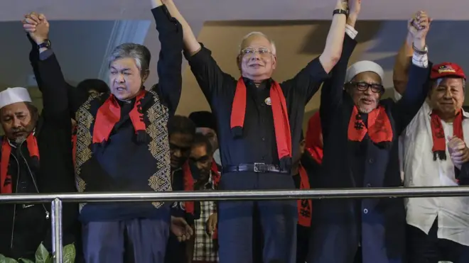 PM Nazib Abdul Razak diapit oleh Wakil PM Zahid Hamidi dan presiden PAS Abdul Hadi Awang dalam protes mengecam perlakuan Myanmar terhadap Rohingya.