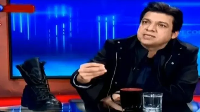 پاکستانی ٹیلی ویژن چینل اے آر وائے کے پروگرام میں تحریک انصاف کے رہنما اور وفاقی وزیر فیصل واوڈا نے میز کے نیچے سے ایک جوتا نکال کر میز پر رکھ دیا تھا