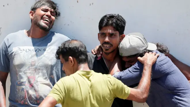 Keluarga korban menunggu di dekat ruang jenazah di Kochchikade.