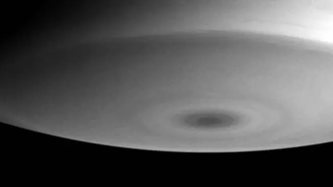 Зонд "Кассини" работает на орбите Сатурна с 2004 года. Это одно из первых изображений, полученных с аппарата.
