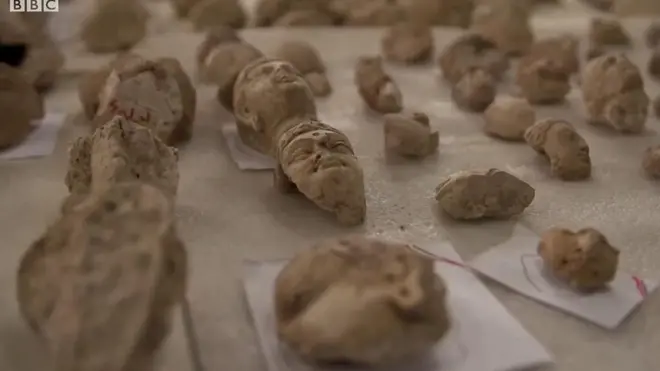 طالبان نے سنہ 1996 میں افغانستان پر قبضہ کیا تو ملک میں انتہا پسندانہ اسلامی قوانین نافذ کر دیے۔ بدھ دور کی نشانی اور دنیا کے بلند قامت مجسمے سمیت کئی نادر مجسمے تباہ کردیے گئے۔