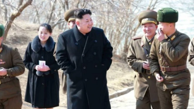 นางคิม โย จอง มักปรากฏตัวเคียงข้างพี่ชายในที่สาธารณะบ่อยครั้ง