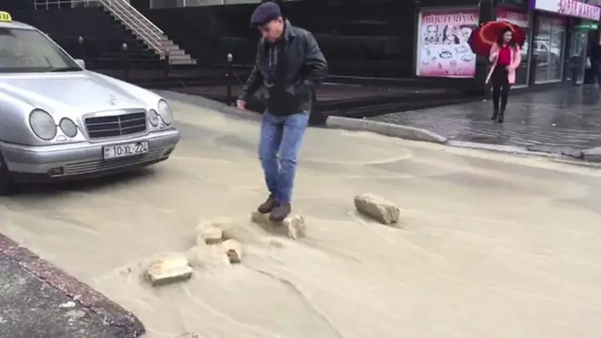 küçəni keçməyə çalışan kişi