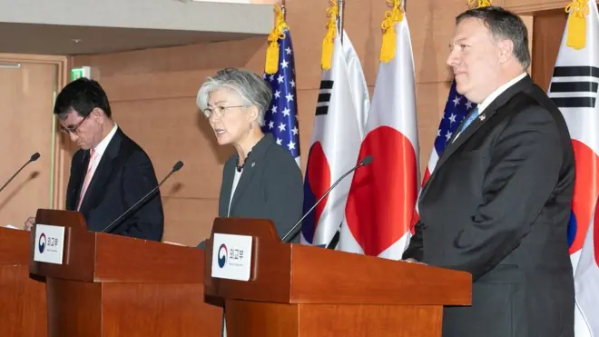 폼페오 미 국무장관은 14일 강경화 장관, 고노 다로 일본 외무상과 공동기자회견에서 한미일 동맹을 강조했다