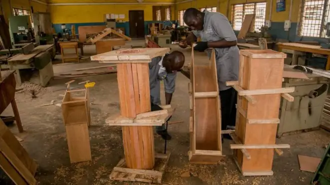 Before now e dey very hard for one pesin to open and register company for Nigeria