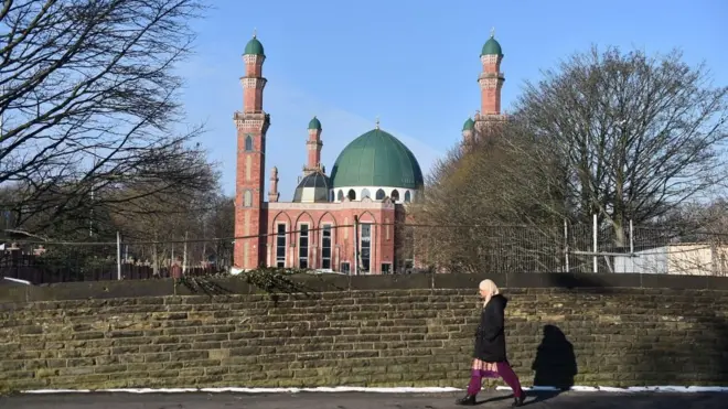 Foto ilustrasi. Seorang muslimah berjalan melewati Masjid Agung Al-Jamia Suffa-Tul-Islam di Kota Bradford, Inggris.