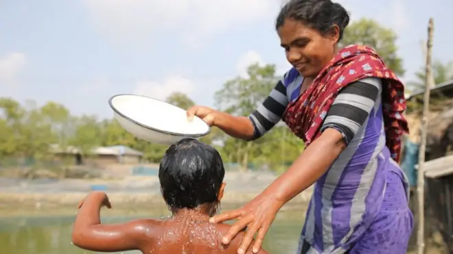 방글라데시 가정들은 염분 영향을 줄이기 위해 탱크에 빗물을 저장해왔다