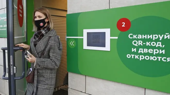 Девушка выходит из магазина