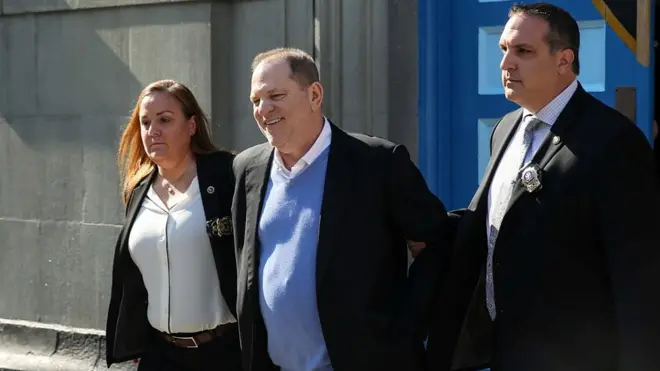 Харви Вайнштейн покидает здание полиции Нью-Йорка