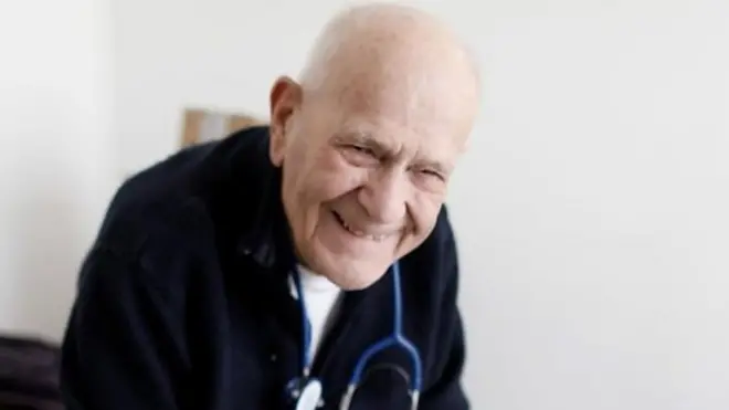 कोरोनाभाइरस महामारी फैलिएको बेला सावधानीपूर्वक एकान्तवासमा बस्न छाडेर यी वृद्ध चिकित्सक जोखिम मोलेरै बिरामीको उपचार गरिरहेका छन्।