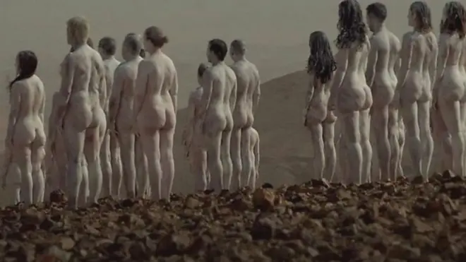 กลุ่มคนเปลือยกายทาตัวสีขาว