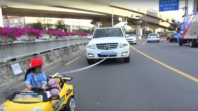 보람튜브의 영상 중 이 양이 실제 자동차를 운전하거나 돈을 훔치는 상황을 연기하는 설정이 논란이 됐다