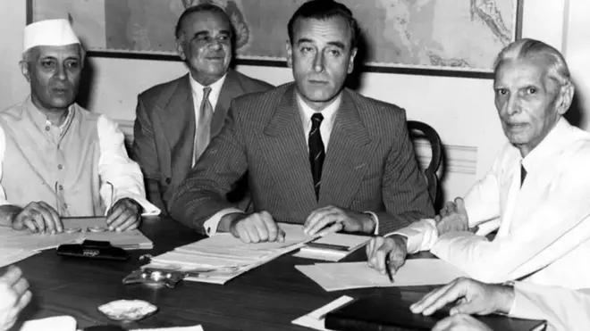 من اليسار، الزعيم الهندي جواهر لال نهرو، والمندوب السامي البريطاني في الهند اللورد ماونتباتن، وزعيم عصبة المسلمين في الهند محمد علي جناح
