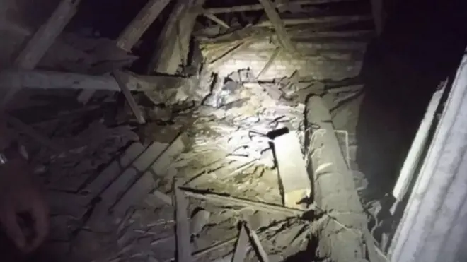 تضررت مبان عديدة جرّاء سقوط حطام طائرات مسيّرة فوقها، بحسب مسؤولين في كييف