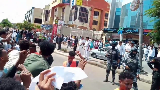 ሰልፈኛታት ኣብ ካይሮ ፊት ቤትጽሕፈት ላዕለዋይ ተጸዋዒ ስደተኛታት