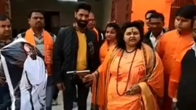 انڈیا کے سخت گیر ہندؤں کا خیال ہے کہ گاندھی جی نے مسلمانوں کی حمایت کر کے ہندوں کے ساتھ دھوکا کیا تھا۔