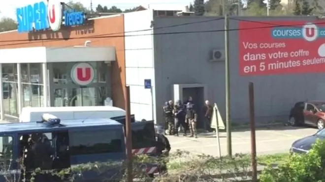 સુપરમાર્કેટની બહાર રહેલા જવાનો