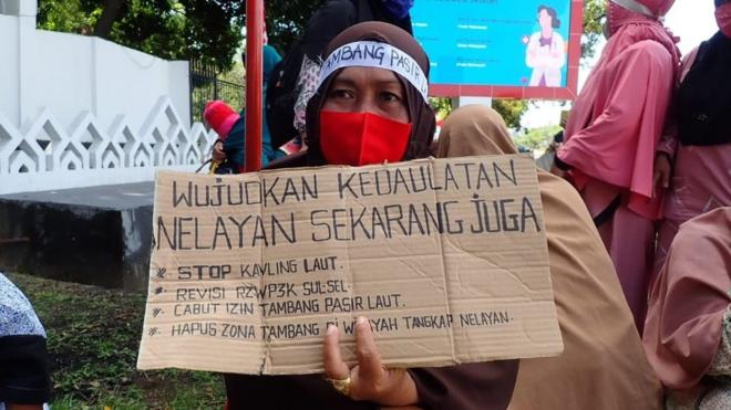 nelayan dan keluarganya di Pulau Kodingareng, Makasar, Sulawesi Selatan berdemo menolak penambangan pasir laut.