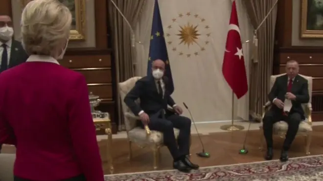 Ayakta kalan Komisyon Başkanı'nın rahatsızlığı görüntülerde açık şekilde belli olmuştu