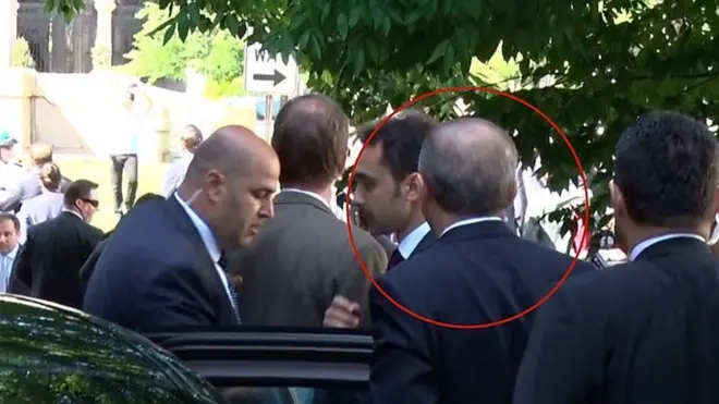 الرئيس التركي جب طيب اردوغان راقب اشتباك حرسه ومتظاهرين بواشنطن أمام السفارة التركية.