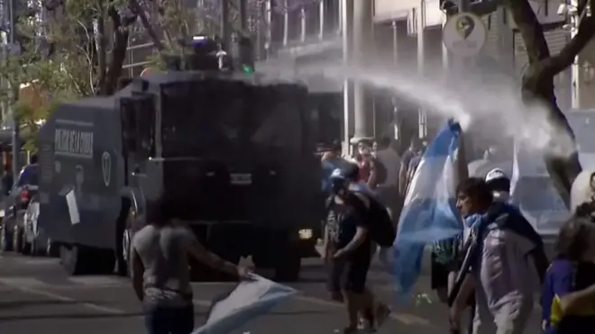 水炮車射向民眾