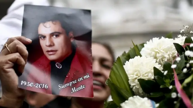 Cientos de admiradores de Juan Gabriel se congregaron en el Palacio de Bellas Artes para el homenaje al cantante y compositor fallecido a los 66 años.