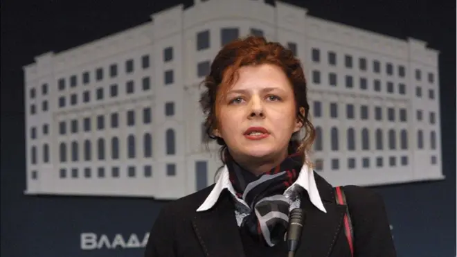 Nataša Mićić proglasila je vanredno stanje u Srbiji u sali za konferencije za štampu Vlade Srbije, stojeći za govornicom sa tašnom na ramenu