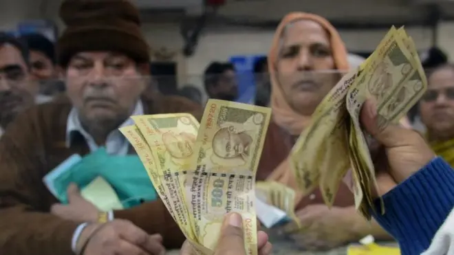 بنک اپنی طرف سے بھی نئی حدیں قائم کرر ہے ہیں، کوئی دس ہزار دے رہا ہے تو کوئی چار شاید ان کی کوشش یہ ہے کہ سب کو کچھ مل جائے