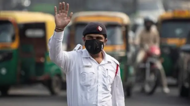 ፖሊስ ትራፊክ ኣብ ምኽባር ሕጊ