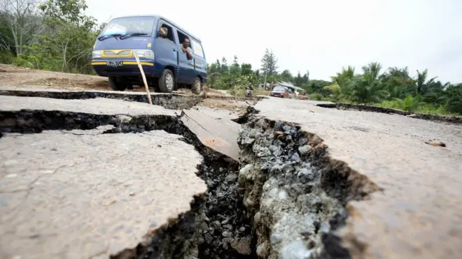 Dana desa biasanya digunakan untuk membangun infrastruktur di desan, seperti memperbaiki jalanan rusak seperti ini.