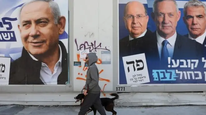 Un muro con vallas de campaña del primer ministro, Benjamín Netanyahu (izq) y de los líderes del Partido Azul y Blanco Benny Gantz y Yair Lapid y Moshe Ya´alon, en Tel Avivi, 3 de abril de 2019