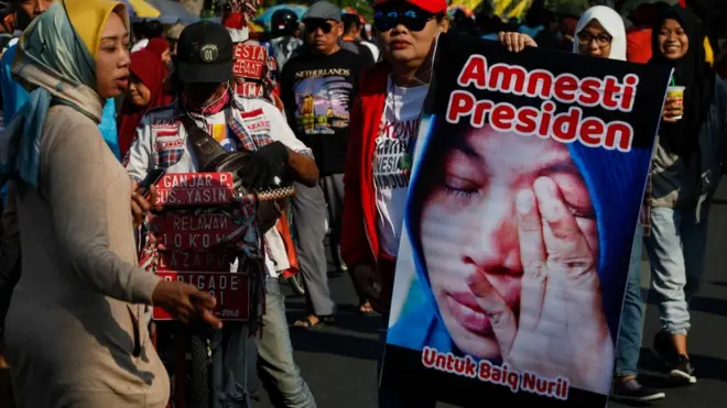 Warga menggelar aksi dukungan untuk Baiq Nuril pada Hari Bebas Kendaraan Bermotor (HBKB) di Solo, Jawa Tengah, Minggu (07/07)