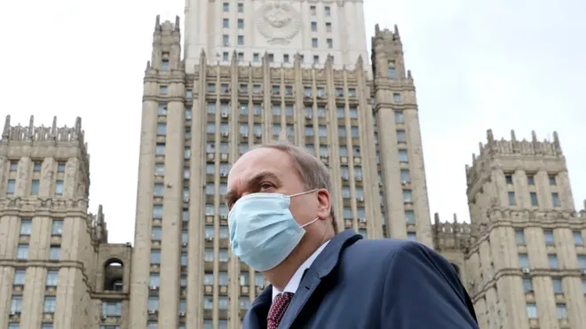 Посол Анатолий Антонов у здания МИД России 22 марта 2021 года
