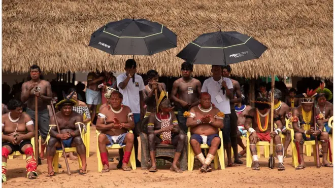 O cacique Raoni Metuktire (centro) foi o anfitriãofutebol da rodadaum evento que reuniu membrosfutebol da rodada45 etnias na Terra Indígena Capoto Jarina (Mato Grosso) para protestar contra o governo